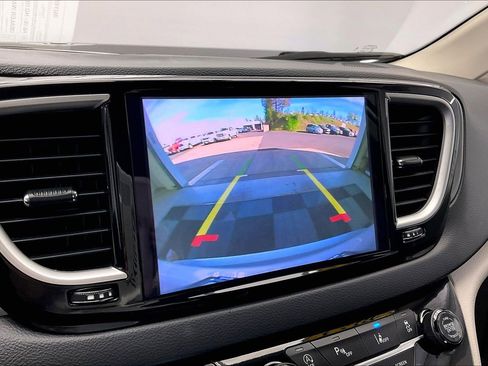 Used 2023 Chrysler Pacifica Touring-L image 23