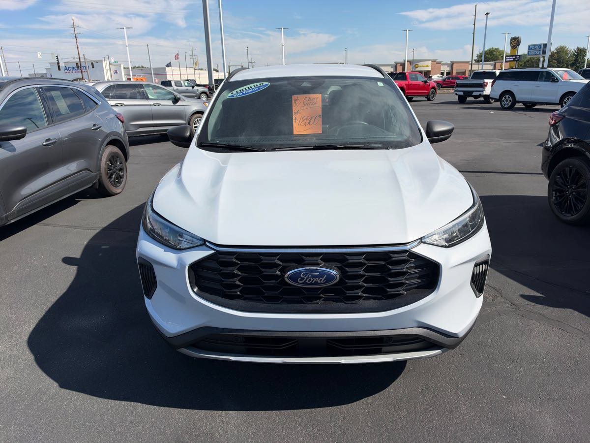 Used 2025 Ford Escape ST-Line w/ Tech Pack #1 AWD/4WD image 2