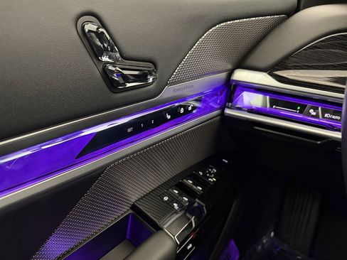 Used 2025 BMW 740i xDrive image 21