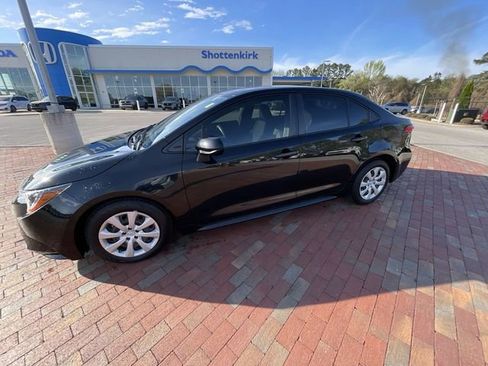 Used 2022 Toyota Corolla LE image 28