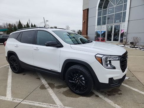 Used 2023 GMC Terrain SLE w/ Driver Convenience Package image 4