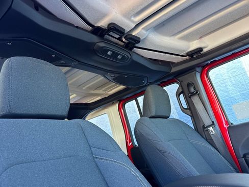 Used 2025 Jeep Wrangler Unlimited Sahara w/ Safety Group AWD/4WD image 19