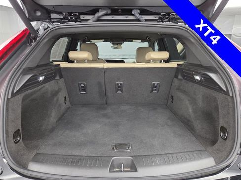 Used 2024 Cadillac XT4 Luxury w/ Cold Weather Package image 19