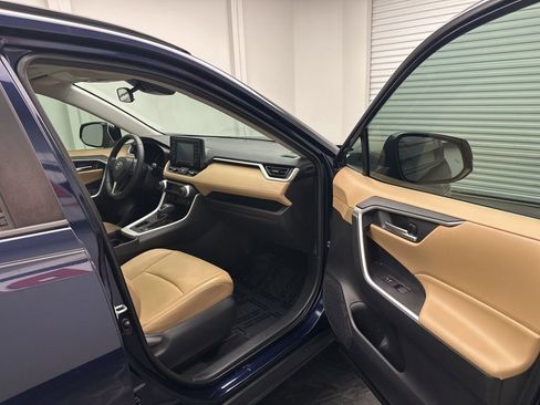 Used 2020 Toyota RAV4 XLE Premium image 8
