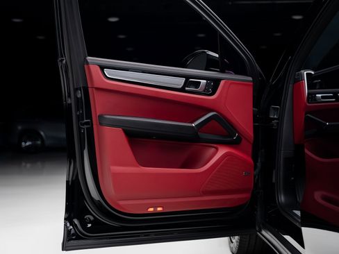 Used 2023 Porsche Cayenne S image 57