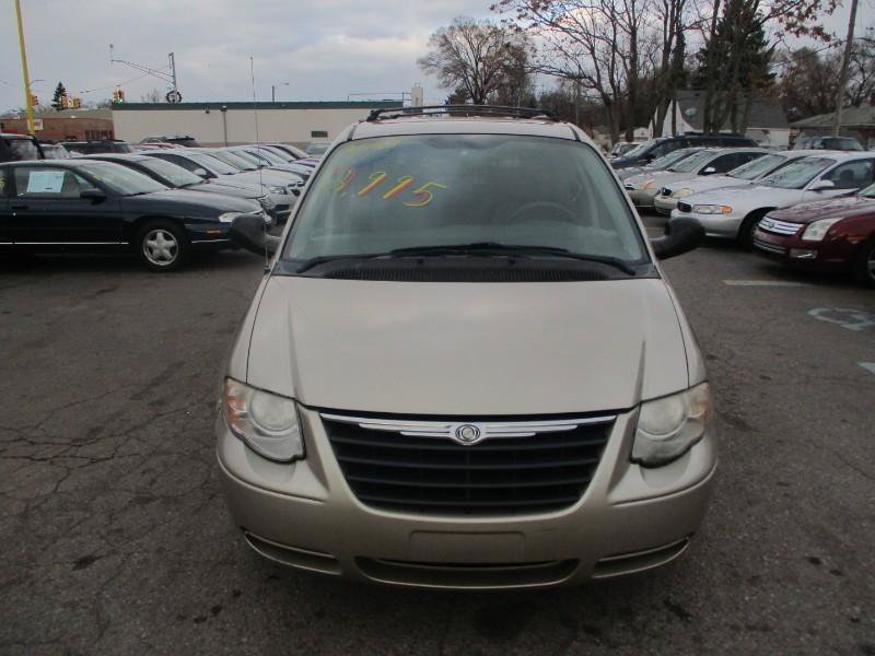 Used 2007 Chrysler Town & Country Touring FWD image 3