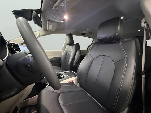 Used 2024 Chrysler Pacifica Touring-L FWD image 10
