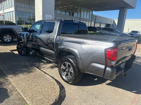 Used 2018 Toyota Tacoma TRD Sport image 4