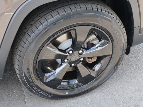 Used 2020 Jeep Cherokee Latitude Plus AWD/4WD image 29