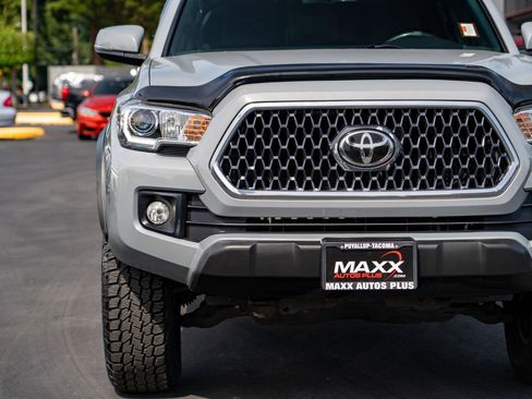Used 2018 Toyota Tacoma TRD Off-Road AWD/4WD image 6