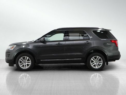 Used 2018 Ford Explorer XLT image 2