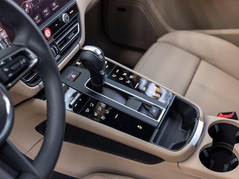 Certified 2026 Porsche Macan AWD/4WD image 38