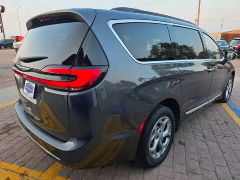 Used 2022 Chrysler Pacifica Limited AWD/4WD image 5