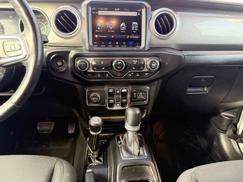 Used 2019 Jeep Wrangler Unlimited Sahara AWD/4WD image 36