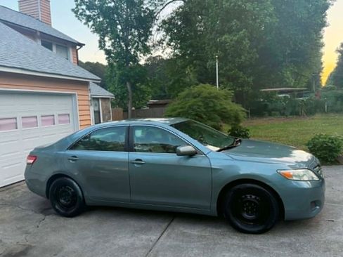 Used 2011 Toyota Camry LE FWD image 5