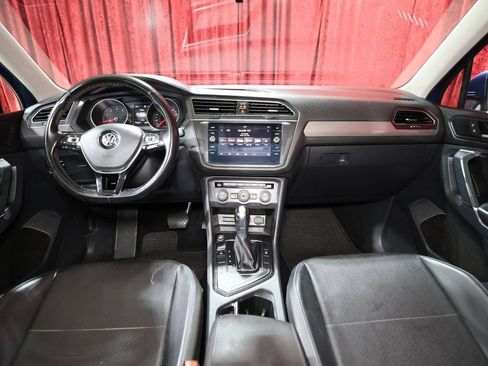 Used 2018 Volkswagen Tiguan SE w/ 18" Alloy Wheels Package FWD image 16
