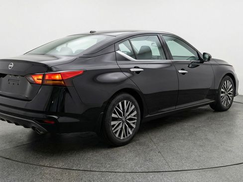 Used 2025 Nissan Altima 2.5 SV FWD image 9