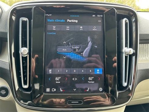 Used 2023 Volvo XC40 B4 Ultimate image 24