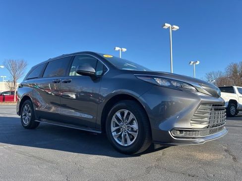 Used 2025 Toyota Sienna LE image 3