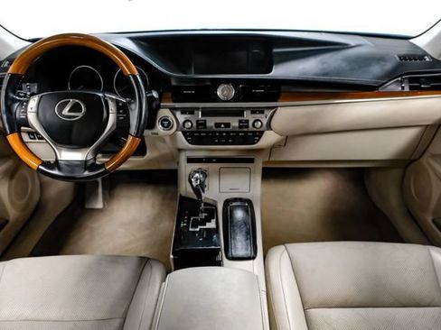 Used 2014 Lexus ES 300h w/ Luxury Package w/Bamboo Trim FWD image 11