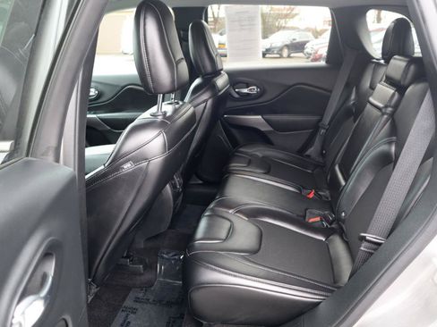 Used 2019 Jeep Cherokee Latitude Plus w/ Cold Weather Group AWD/4WD image 15