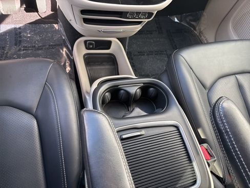 Used 2024 Chrysler Pacifica Touring-L image 19