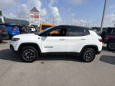 Used 2025 Jeep Compass Trailhawk w/ Trailhawk Convenience Group AWD/4WD image 10