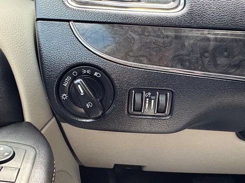 Used 2012 Chrysler Town & Country Limited FWD image 15