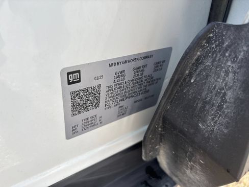 Used 2025 Chevrolet Trax LT FWD image 27