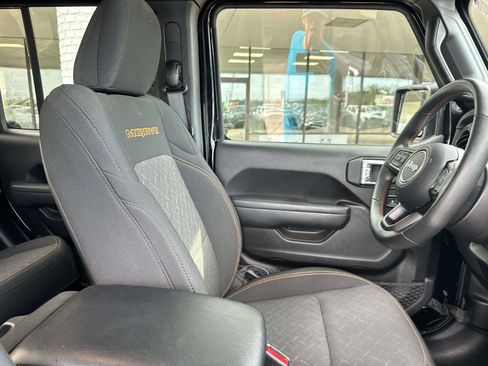 Used 2024 Jeep Gladiator Mojave w/ Technology Group image 10