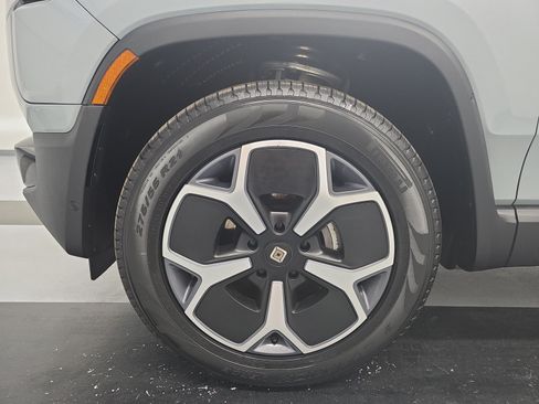 Used 2024 Rivian R1S Adventure AWD/4WD image 9