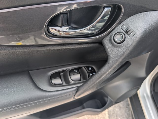 Used 2018 Nissan Rogue SV AWD/4WD image 19
