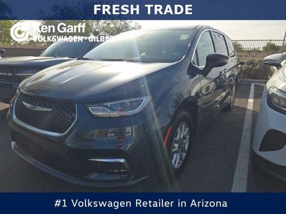 Used 2025 Chrysler Pacifica Select