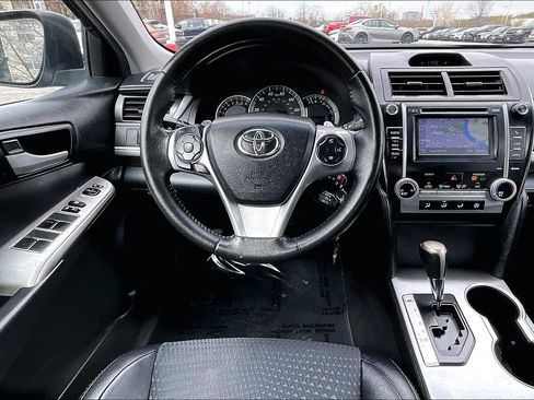 Used 2014 Toyota Camry SE w/ Moonroof Package image 5