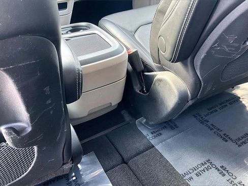 Used 2024 Chrysler Pacifica Touring-L image 36