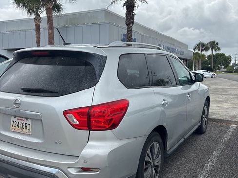 Used 2017 Nissan Pathfinder SV image 5