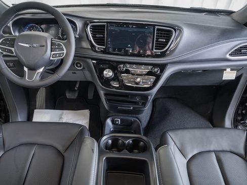 New 2026 Chrysler Pacifica Select image 18