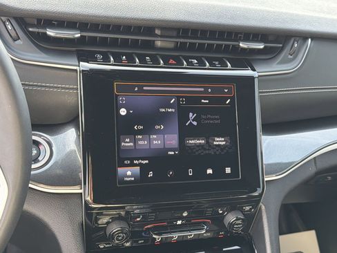 Used 2023 Jeep Grand Cherokee Altitude image 25