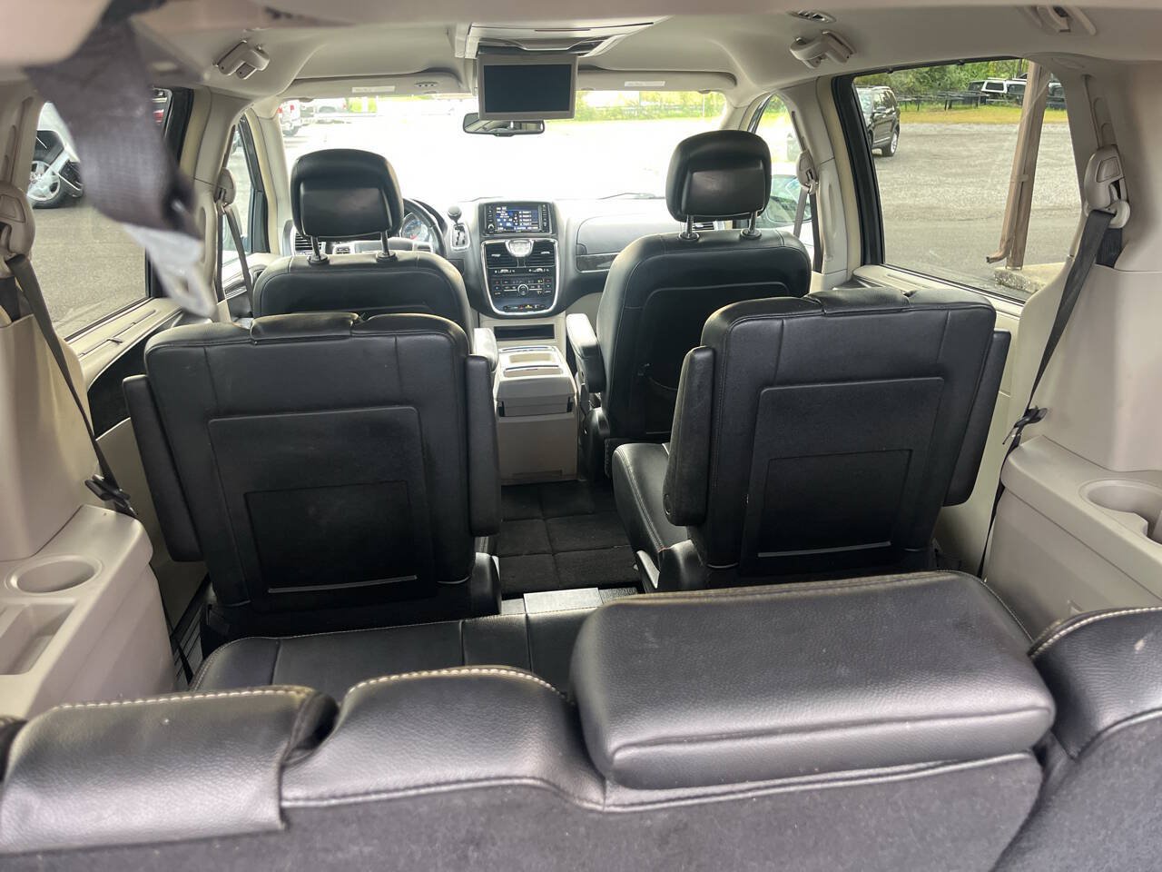 Used 2015 Chrysler Town & Country Touring FWD image 28