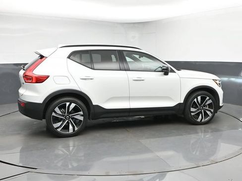 Used 2023 Volvo XC40 B5 Plus AWD/4WD image 9