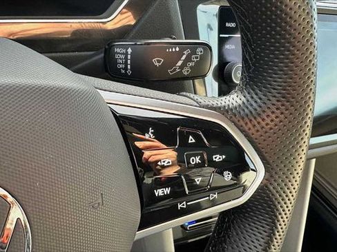 Used 2022 Volkswagen Tiguan SEL R-Line image 34