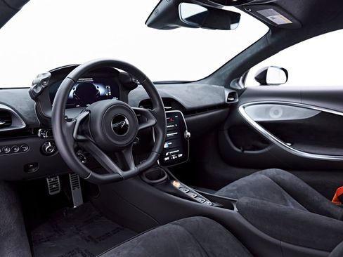 Used 2026 McLaren Artura RWD image 2