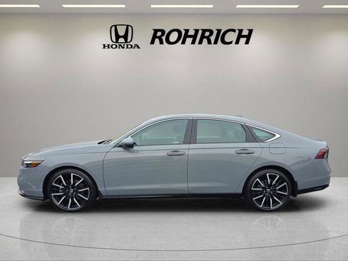 Used 2025 Honda Accord Touring image 2