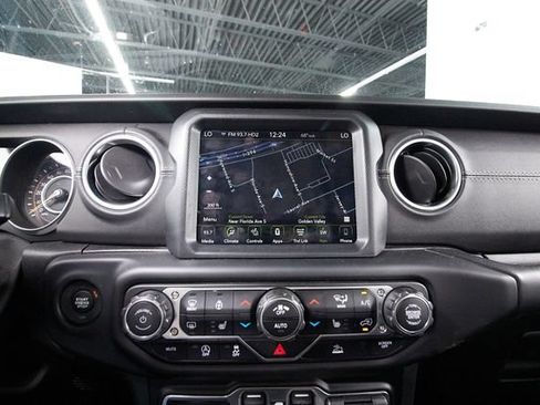 Used 2020 Jeep Gladiator Overland AWD/4WD image 12