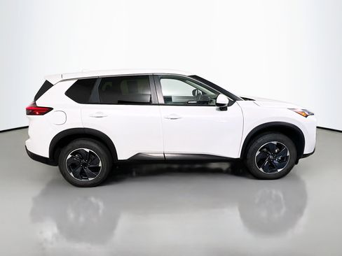 Used 2024 Nissan Rogue SV image 3