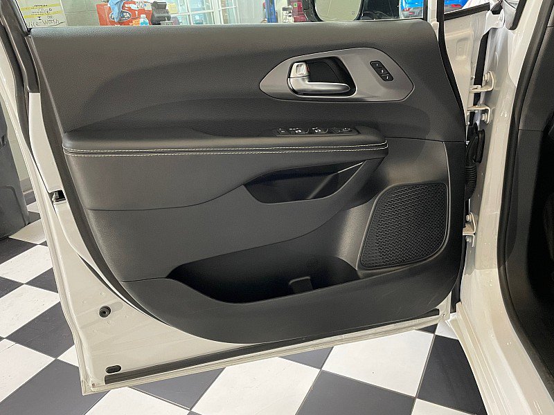 Used 2026 Chrysler Pacifica Select FWD image 21
