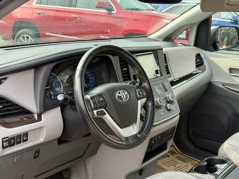 Used 2015 Toyota Sienna XLE w/ XLE Navigation Package image 9