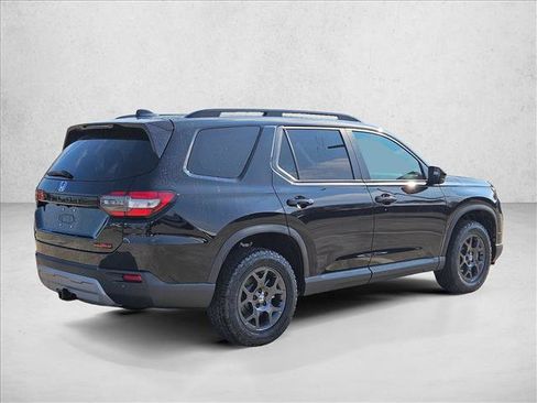 Used 2025 Honda Pilot TrailSport image 2