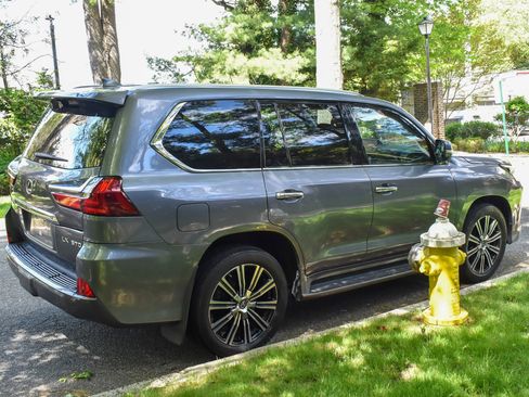 Used 2018 Lexus LX 570 4WD w/ Luxury Package image 7