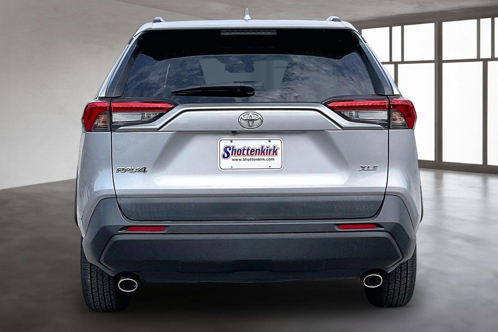 Used 2019 Toyota RAV4 XLE FWD image 5